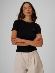 4F T-shirt slim prążkowany damski - czarny S. Czarne t-shirty 4f, s, bez wzorów, z dzianiny, bez kołnierzyka, bez ramiączek. Za 49.99 zł.
