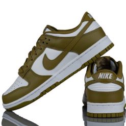Buty sportowe Nike Dunk LOW RETRO. Białe obuwie sportowe Nike, bez zapięcia, trekkingowe. Za 386.10 zł.