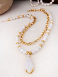 Pierres de Jade Pozłacany naszyjnik z elementami ozdobnymi - dł. 50 cm rozmiar: onesize. Białe naszyjniki Pierres de Jade, z kamieniem księżycowym, pozłacane. Za 137.42 zł.