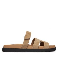 Klapki Steve Madden. Brązowe klapki Steve Madden, bez wzorów, bez obcasa. Za 429.99 zł.