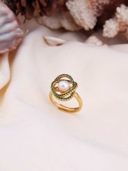 Pierres delicates Pozłacany pierścionek z perłą i cyrkoniami rozmiar: onesize. Białe pierścionki Pierres delicates, z cyrkonią, pozłacane. Za 43.99 zł.