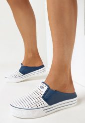 Biało-Granatowe Klapki w Sportowym Stylu z Perforacją na Zakrytym Nosku Jeily. Białe klapki Born2be, bez wzorów, bez obcasa, na obcasie. Za 29.99 zł.