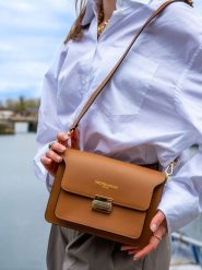 Victor & Hugo Paris Skórzana torebka "Chanon" w kolorze karmelowym - 22,5 x 15 x 6,5 cm rozmiar: onesize. Brązowe torby na ramię Victor & Hugo Paris, bez wzorów, z materiału, na ramię, bez dodatków. Za 326.99 zł.