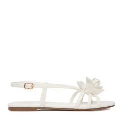 Sandały DeeZee. Białe sandały DeeZee, bez wzorów, bez obcasa, na płaskiej podeszwie, bez zapięcia. Za 119.99 zł.