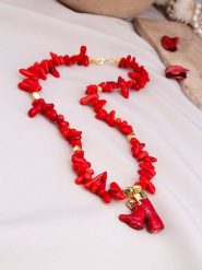 Pierres de Jade Pozłacany naszyjnik z elementami ozdobnymi - dł. 47 cm rozmiar: onesize. Czerwone naszyjniki Pierres de Jade, z koralem, pozłacane. Za 86.99 zł.