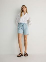 Koszula z ażurowymi rękawami - złamana biel. Koszule Reserved, l, w ażurowe wzory, z bawełny, bez kołnierzyka, bez ramiączek. W wyprzedaży za 39.99 zł.