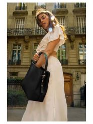 Christian Laurier Skórzana torebka "Jeny" w kolorze czarnym - 29 x 32 x 13 cm rozmiar: onesize. Czarne torby na ramię Christian Laurier, bez wzorów, z materiału, na ramię, bez dodatków. Za 260.99 zł.