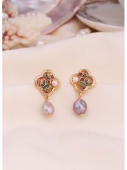 L'Atelier de Gaia Pozłacane kolczyki z perłami rozmiar: onesize. Różowe kolczyki L'Atelier de Gaia, z perłą, pozłacane. Za 60.99 zł.