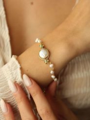 Pierres delicates Pozłacana bransoletka z perłami rozmiar: onesize. Białe bransoletki Pierres delicates, z perłą, pozłacane. Za 52.99 zł.