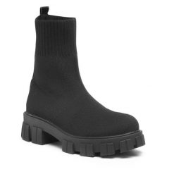 Botki DeeZee. Czarne botki DeeZee, bez wzorów, bez obcasa, na płaskiej podeszwie, bez zapięcia. Za 84.99 zł.