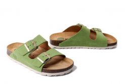DR. BRINKMANN 700697-71 hellgrun, klapki damskie. Zielone klapki Dr. Brinkmann, bez wzorów, ze skóry, bez obcasa. Za 264.90 zł.