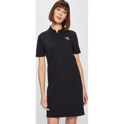 Calvin Klein Jeans - Sukienka. Czarne sukienki Calvin Klein Jeans, na co dzień, l, z aplikacjami, z bawełny, casualowe, bez kołnierzyka, bez ramiączek, mini, proste. W wyprzedaży za 259.90 zł.