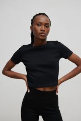 Top z krótkim rękawem w kolorze TOTALLY BLACK - CHEERS-S. Czarne koszulki sportowe Marsala, bez wzorów, z bawełny, bez ramiączek, na fitness i siłownię. W wyprzedaży za 79.95 zł.