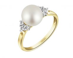 Pierścionek z żółtego złota z diamentami i perłą - próba 585. Żółte pierścionki Apart, z diamentem, złote. Za 2,359.00 zł.