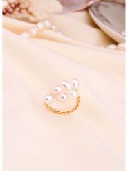 L'Atelier de Gaia Pozłacany pierścionek z perłami rozmiar: onesize. Białe pierścionki L'Atelier de Gaia, z perłą, pozłacane. Za 108.74 zł.