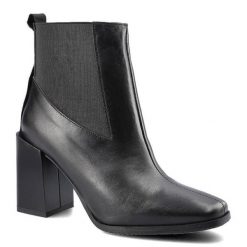 Botki damskie Karino, naturalna skóra licowa z elastyczną wstawką po boku cholewki oraz wysokim obcasem o geometrycznym kształcie, czarny, 3552-076-F. Czarne botki Karino, bez wzorów, ze skóry, bez obcasa, na obcasie, bez zapięcia. Za 258.30 zł.