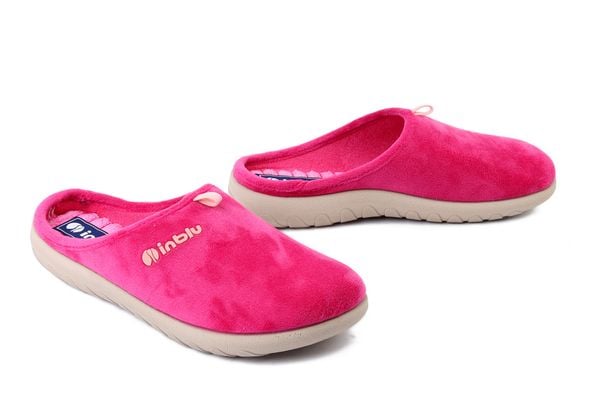 INBLU ET-37 005 ciemny róż, kapcie damskie. Czerwone obuwie domowe Inblu, bez wzorów, z tkaniny, bez zapięcia. Za 66.74 zł.