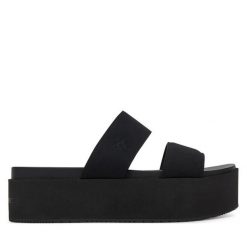 Klapki Calvin Klein Jeans. Czarne klapki Calvin Klein Jeans, bez wzorów, z jeansu, bez obcasa. Za 239.99 zł.