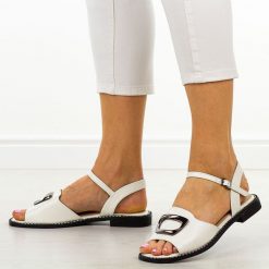 Białe płaskie sandały damskie S.Barski 019. Białe sandały S.BARSKI, z aplikacjami, ze skóry, eleganckie, bez obcasa, na płaskiej podeszwie, bez zapięcia. Za 149.00 zł.
