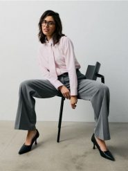 Bawełniana koszula oversize w paski, z krawatem - wielobarwny. Koszule Sinsay, l, bez wzorów, z bawełny, bez kołnierzyka, bez ramiączek. Za 49.99 zł.