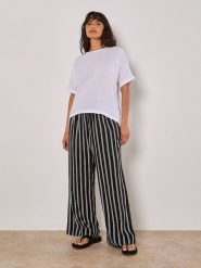 Apricot Koszulka w kolorze białym rozmiar: M. Białe bluzki Apricot, m, bez wzorów, z bawełny, bez kołnierzyka, bez ramiączek. Za 69.99 zł.