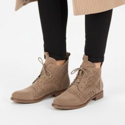 Botki damskie S.Barski, cholewka materiałowa ażurowa niski obcas lekka forma, beżowe, HY61-8009. Brązowe botki S.BARSKI, w ażurowe wzory, z materiału, bez obcasa, na obcasie, bez zapięcia. Za 179.00 zł.