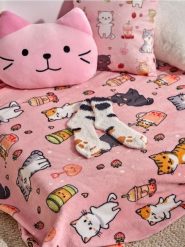 Zestaw: koc i skarpetki z motywem kotów - wielobarwny. Skarpety Sinsay, bez wzorów. Za 35.99 zł.