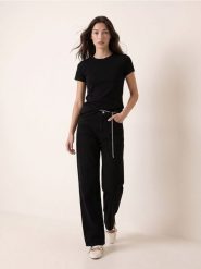 Jeansy wide leg z ozdobnym łańcuszkiem - czarny. Czarne jeansy Sinsay, bez wzorów. Za 69.99 zł.