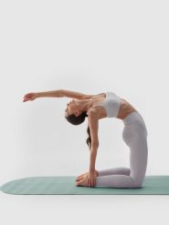 4F Legginsy do jogi z wysokim stanem damskie - szare XS. Szare legginsy sportowe 4f, s, bez wzorów, z dzianiny, z podwyższonym stanem, na fitness i siłownię. W wyprzedaży za 79.99 zł.