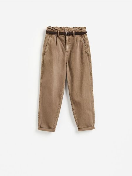 Jeansy paperbag z paskiem - brązowy. Brązowe jeansy Reserved, bez wzorów. Za 139.99 zł.