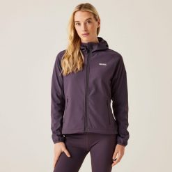 Softshell turystyczny damski Regatta Arec III z kapturem. Fioletowe kurtki sportowe Regatta, bez wzorów, z softshellu, z kapturem, trekkingowe. W wyprzedaży za 109.99 zł.