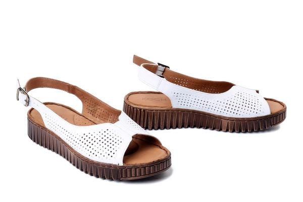 KOCH 030.332.3267 white, sandały damskie. Białe sandały KOCH, bez wzorów, z gumy, bez obcasa, bez zapięcia. Za 167.93 zł.