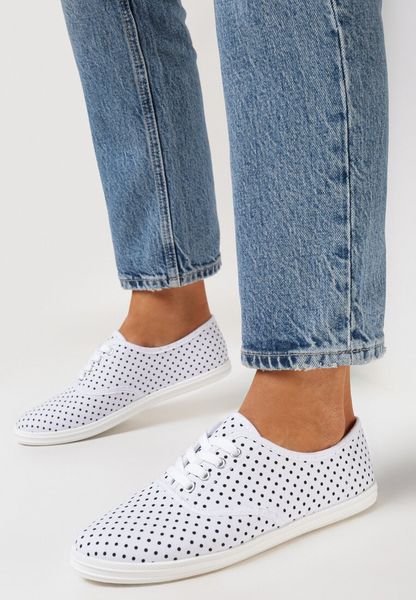 Białe Tenisówki na Płaskiej Podeszwie ze Sznurowaniem i Okrągłym Noskiem Ezoma. Białe trampki Born2be, bez wzorów, przed kostkę, bez zapięcia. Za 29.99 zł.