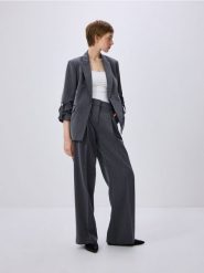 Marynarka z podwiniętymi rękawami - szary. Szare marynarki i żakiety Reserved, l, bez wzorów, z tkaniny. W wyprzedaży za 119.99 zł.