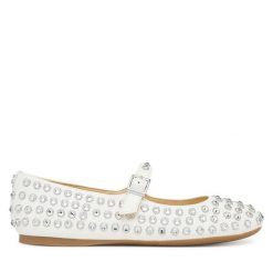 Baleriny Guess. Białe baleriny Guess, z aplikacjami, bez obcasa. Za 719.99 zł.