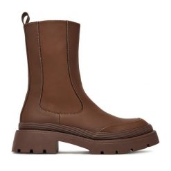 Botki DeeZee. Brązowe botki DeeZee, bez wzorów, bez obcasa, na płaskiej podeszwie, bez zapięcia. Za 179.99 zł.