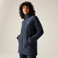 Kurtka damska przejściowa ocieplana przeciwdeszczowa Tamlin. Niebieskie kurtki sportowe Regatta, bez wzorów, z puchu, bez kaptura, trekkingowe. Za 499.99 zł.