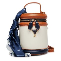 Torebka Guess. Brązowe torebki klasyczne Guess, z aplikacjami, bez dodatków. Za 299.99 zł.