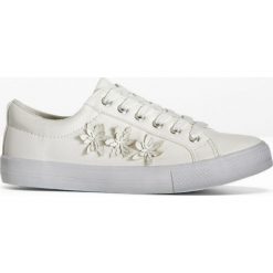 Sneakersy bonprix biały. Obuwie sportowe bonprix. Za 89.99 zł.