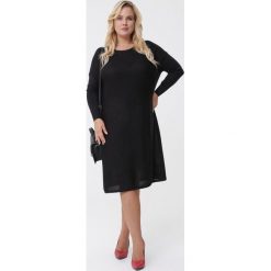 Czarna Sukienka Cali. Czarne sukienki Born2be, na jesień, xl, bez wzorów, z dzianiny, bez kołnierzyka, bez ramiączek, oversize. Za 99.99 zł.