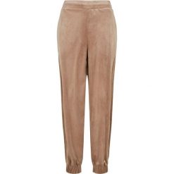Damskie spodnie dresowe z wysokim stanem wykonane z weluru, o kroju z bufiastymi. Brązowe spodnie dresowe Urban Classics, bez wzorów, z dresówki. Za 191.00 zł.
