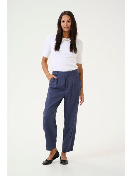 Kaffe Spodnie w kolorze granatowym rozmiar: 42. Niebieskie spodnie materiałowe Kaffe, bez wzorów, z materiału, z podwyższonym stanem. Za 127.05 zł.