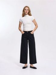 Jeansy wide leg z krótszą nogawką - czarny. Czarne jeansy Reserved, bez wzorów. Za 129.99 zł.