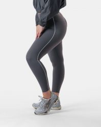 Damskie legginsy z wysokim stanem i kontrastowym lampasem na siłownię – szary. Szare legginsy sportowe AESTHETIC WOLF, m, bez wzorów, z dzianiny, z podwyższonym stanem, do biegania. Za 239.99 zł.