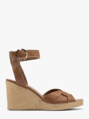 Brązowe sandały na wysokiej platformie. Brązowe sandały Ryłko, bez wzorów, z gumy, bez obcasa, na platformie, bez zapięcia. Za 379.99 zł.