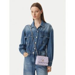 Torebka Guess. Fioletowe listonoszki Guess, z aplikacjami, bez dodatków. Za 417.99 zł.