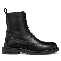 Botki Geox. Czarne botki Geox, z aplikacjami, bez obcasa, na płaskiej podeszwie, bez zapięcia. Za 589.99 zł.