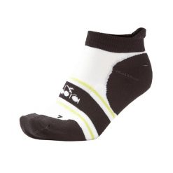 Skarpety damskie DIADORA L. SOCKS. Białe skarpety Diadora, bez wzorów, z elastanu. Za 15.99 zł.