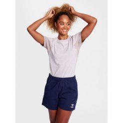 Koszulka damska Hummel Travel. Szare bluzki Hummel, bez wzorów, sportowe, bez kołnierzyka, bez ramiączek. Za 127.50 zł.