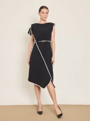 BGN Sukienka w kolorze czarnym rozmiar: 40. Czarne sukienki BGN, na co dzień, z aplikacjami, bez kołnierzyka, bez ramiączek, midi, proste. Za 143.99 zł.